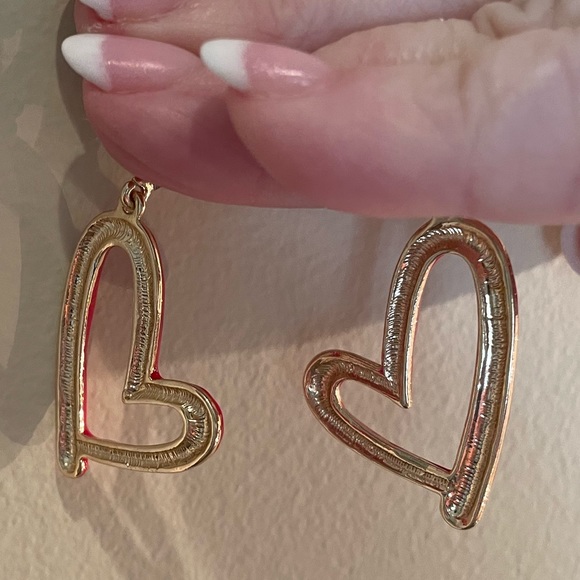 ‼️SOLD‼️Red Heart Dangle Earrings - Picture 5 of 6
